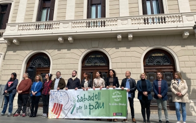 Representats dels grups municipals al minut de silenci pel bombardeig de Guernica 