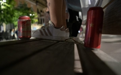 Una persona bebent al carrer | Roger Benet
