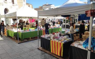 Parades de llibres a la plaça Doctor Robert | Pau Duran