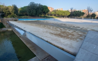 El llac superior del Parc Catalunya, buit per reparació