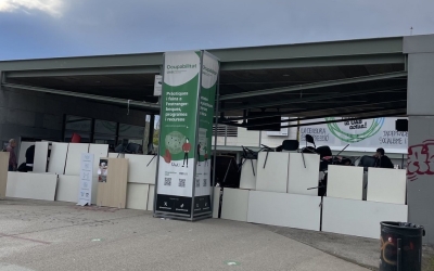 Taules i cadires bloquegen els accessos als FGC de la UAB