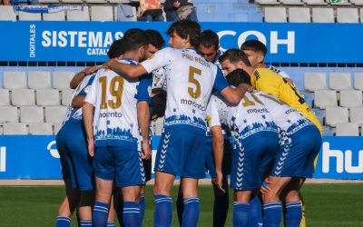 Pinya dels futbolistes del Centre d'Esports la setmana passada contra la Ponfe | CES