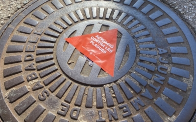 Enganxina en una de les clavegueres que ja s'han netejat