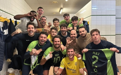Celebració escolàpia després d'eliminar el Club | @futsalpia