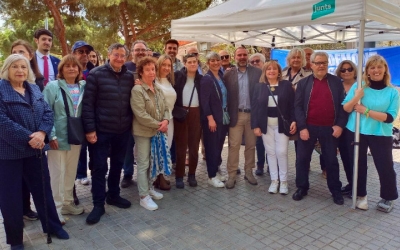 Lourdes Ciuró, acompanyada de militants del partit, a la plaça de les Dones del Tèxtil