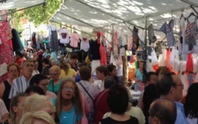 Gent passejant per un mercat ambulant | Arxiu