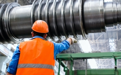 Un treballador en una fàbrica| Pexels