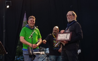 Jordi Torguet, amb el guardó, al costat de Rubén Cantó i de Jaume Marco | Karen Madrid