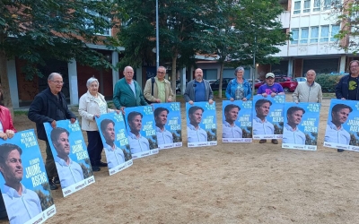 Els Comuns, amb el cartell electoral |Karen Madrid