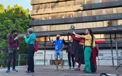 Ribalta, Iniesta i representants de les colles, durant el pregó | Karen Madrid