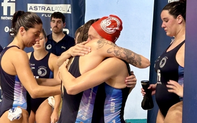 Abraçada entre Van der Sloot i Laura Ester després del partit | Pau Vituri