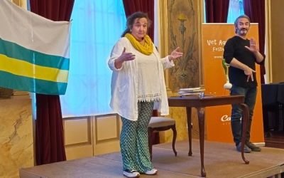 Susagna Navó i un intèrpret de signes en l'espectacle inaugural del Vet Aquí | Karen Madrid