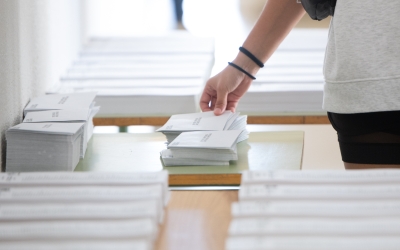 Un votant, triant papereta | Roger Benet