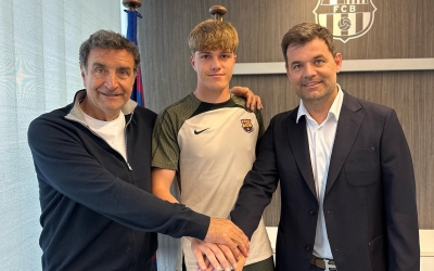 Iker Rodríguez, entre els dirigents blaugranes José Ramón Alexanco i Joan Soler | FCB