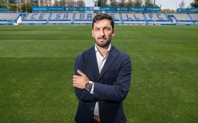 Viale trepitjant la gespa de l'estadi creualtenc | Roger Benet