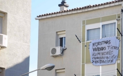 Una pancarta denunciant l'estat dels pisos d'Els Merinals