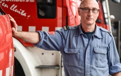 Martín Sanabria al costat d'un camió de bombers