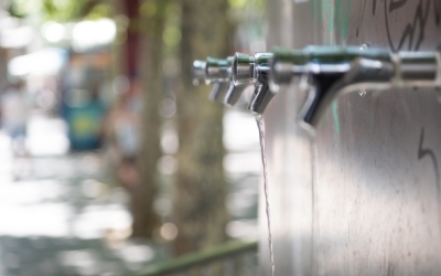 Un raig d'aigua sortint d'una aixeta | Arxiu