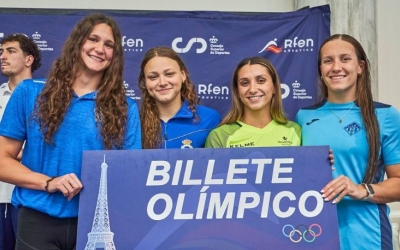 Campabadal (esquerre) i la resta de l'equip del relleu 4x200 lliures | RFEN