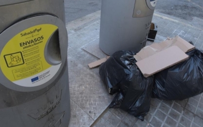 Escombraries al terra al costat d'un contenidor de recollida pneumàtica