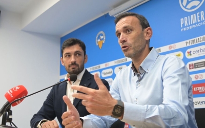 David Català, acompanyat del director esportiu, Lucas Viale | Roger Benet