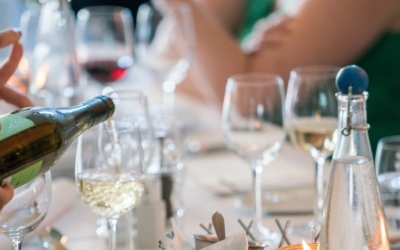 Algú servint una copa de vi durant una celebració