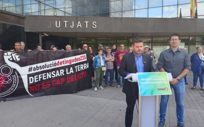 Xavi Monge i Martí Majoral, d'Alerta Solidària, davant dels Jutjats de Sabadell | Karen Madrid