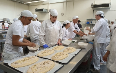 Alumnes de Cal Molins, a l'obrador del Gremi de Flequers de Barcelona | Karen Madrid