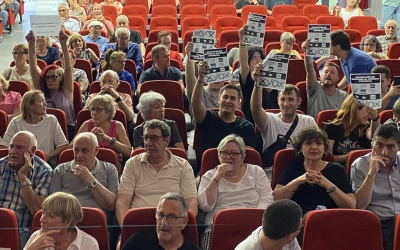 Un grup de simpatitzants amb VOX, a la taula rodona | Júlia Ramon