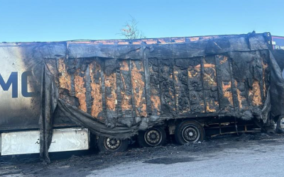 Un camió calcinat al polígon de Can Roqueta