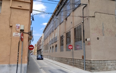 Un vehicle circulant pel carrer Ferran Casablancas després de la reobertura | Cedida