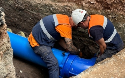 Uns operaris treballant en una canonada | Ajuntament de Sabadell
