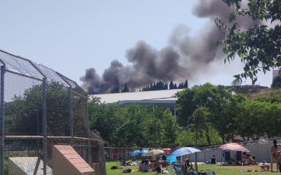 Columna de fum procedent de l'incendi | Cedida