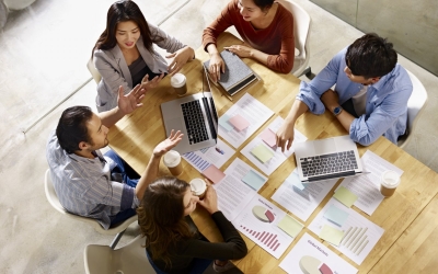 Joves treballant al voltant d'una taula