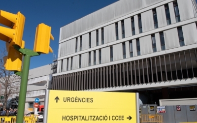 Un cartell indicant com accedir a les Urgències del Taulí | Roger Benet