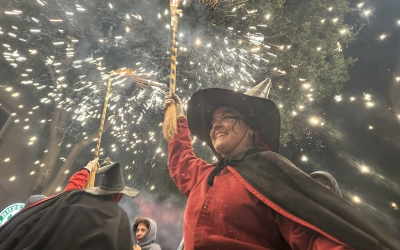 Una bruixa cremant a la cercavila infernal