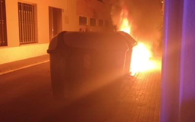 Imatge del foc calcinant els contenidors | Cedida