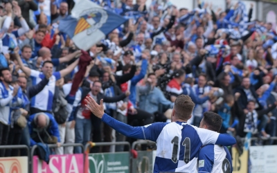 Édgar i Pol Ballesteros celebren un dels gols de la permanència de 2019 a Olot | Roger Benet