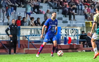 Català ahir observant des de la banda la pressió de Gonpi | UD Poblense