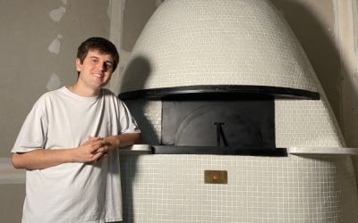 Eric Ayala al costat del forn | Júlia Ramon