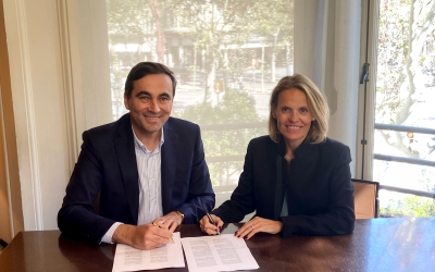 Terea Rodon, presidenta de Veritas, i Enric Blasco, CEO d'IDP, signant l'acord | ACN