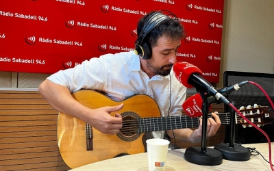 Toni Quintana tocant a Ràdio Sabadell | Mireia Sans