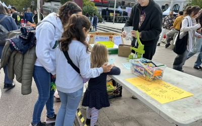 Una família participa en una de les activitats proposades  pel Mescla't | Ajuntament de Sabadell