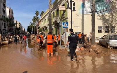 Un agent de la Policia Municipal treballant sobre el terreny