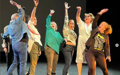 Un grup de persones fent teatre durant la primera Mostra de teatre | Teatre de barri