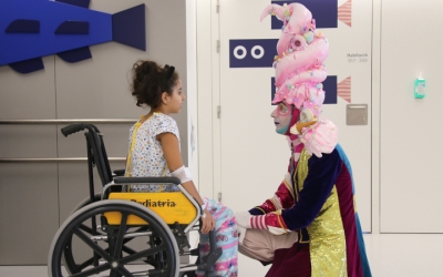 El Llaminer, amb una pacient | Hospital de Sabadell