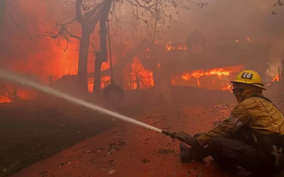 Un bomber lluitant contra les flames a Los Angeles