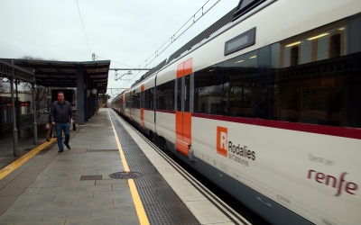 Un tren de l'R2 Sud arribant a l'estació de Calafell
