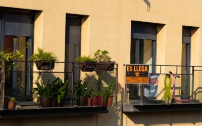 Un habitatge amb un cartell de "es lloga" | Roger Benet