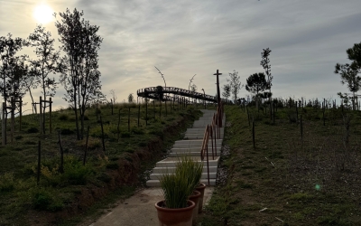 El Parc de les Aigües amb la característica passarel·la al fons | Cedida